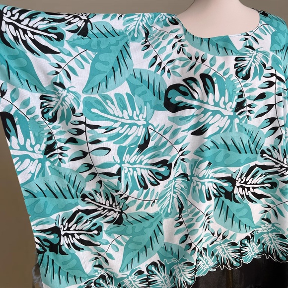 0077/ Green Black Leaves Pattern Poncho With Fringes - Picture 3 of 7